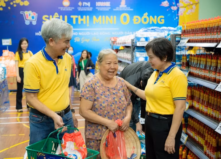 pnj va chu tich hdqt cao thi ngoc dung vinh du nhan huan chuong lao dong hang nhat lan thu hai hinh 6