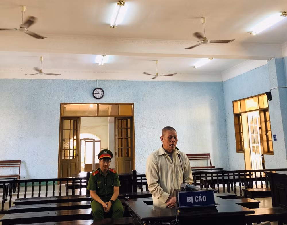 gia lai mau thuan trong luc an com nguoi dan ong tuoi xang cham lua dot vo ho hinh 1