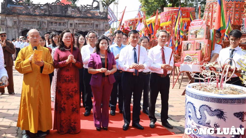 huyen gia vien ninh binh to chuc le dang huong tai den thanh nguyen hinh 1