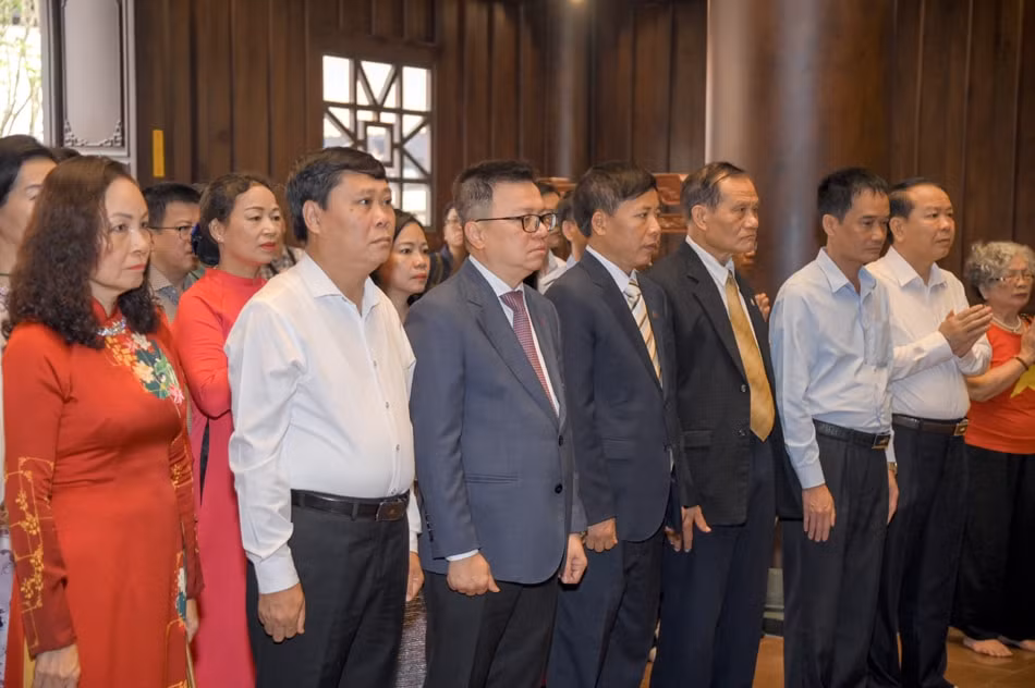 dong chi le quoc minh dang huong tuong niem cac anh hung liet si tai dien bien hinh 1