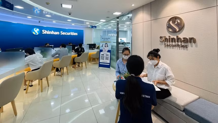chung khoan shinhan vay no them 2500 ty luong trai phieu cua an phat holdings dang ra sao hinh 1