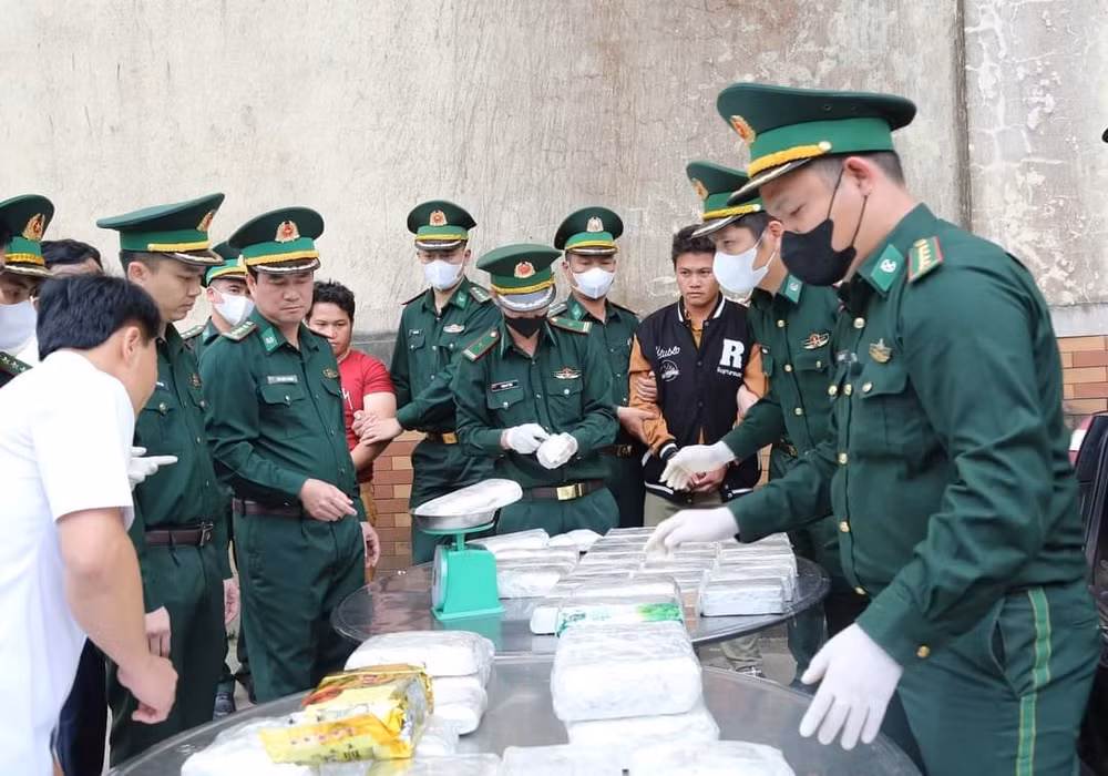 bat 2 doi tuong nguoi lao van chuyen ma tuy khung qua ha tinh hinh 2