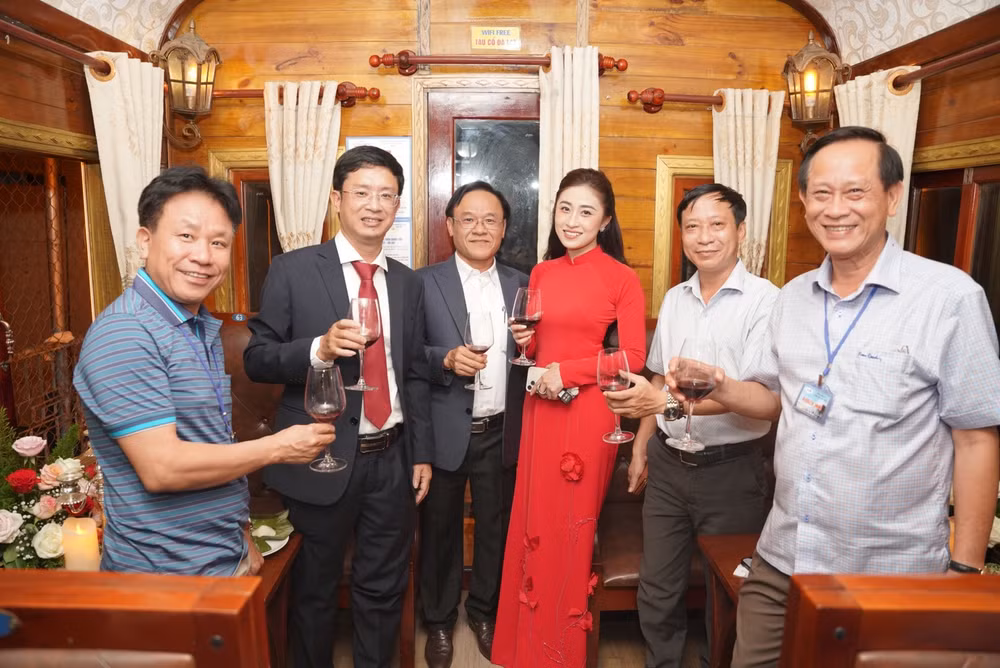 hinh anh thu vi tren tuyen duong sat hanh trinh dem da lat hinh 5