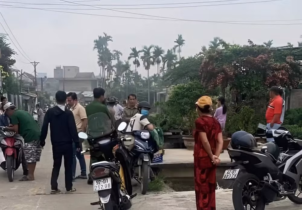 xot xa thi the be gai so sinh con nguyen day ron duoi kenh nuoc hinh 1