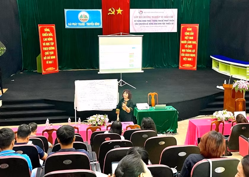 hoi nha bao tinh gia lai tap huan ky nang khai thac thong tin ve dong bao dan toc thieu so hinh 1