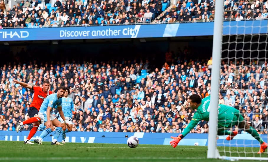 thang dam luton man city tam chiem ngoi dau ngoai hang anh hinh 1