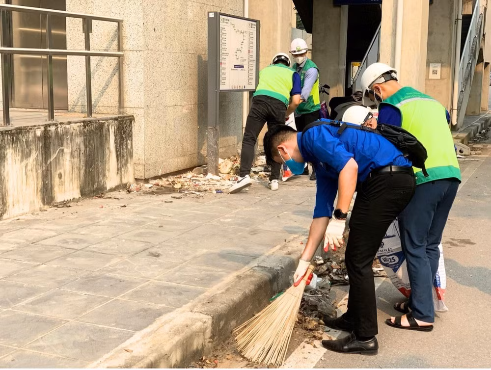 ha noi chan cac ga tau tuyen duong sat tren cao nhon ga ha noi da sach rac hinh 2