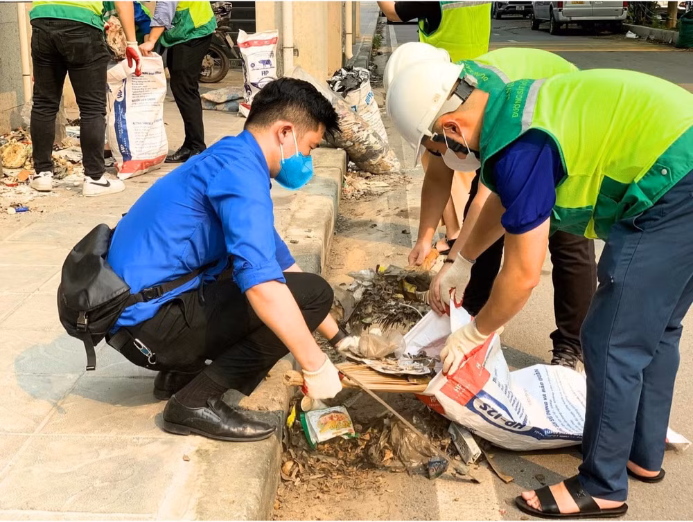 ha noi chan cac ga tau tuyen duong sat tren cao nhon ga ha noi da sach rac hinh 1