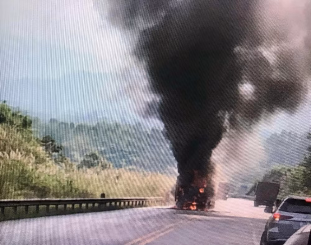 lao cai dau xe tai cho hoa qua bi lua thieu rui tren cao toc noi bai lao cai hinh 1