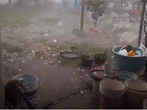 quang nam xuat hien mua da voi kich thuoc lon hinh 1