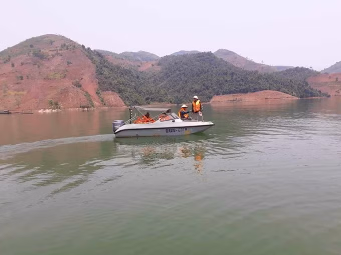 lat thuyen do mua lon 2 nguoi phu nu mat tich o ho thuy dien son la hinh 1