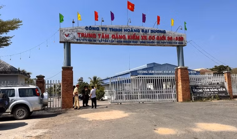 bat tam giam 2 pho giam doc trung tam dang kiem xe co gioi 86 02d binh thuan hinh 1