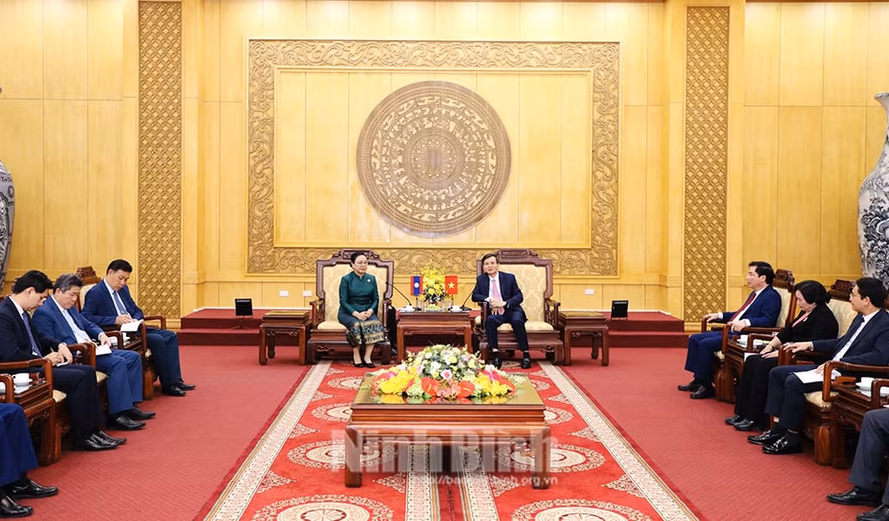 tinh ninh binh luon kien dinh va theo duoi dinh huong phat trien moi quan he huu nghi voi lao hinh 2
