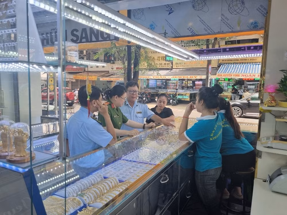 tp hcm kiem tra dot xuat cac doanh nghiep kinh doanh vang phat hien nhieu hang hoa vi pham hinh 1
