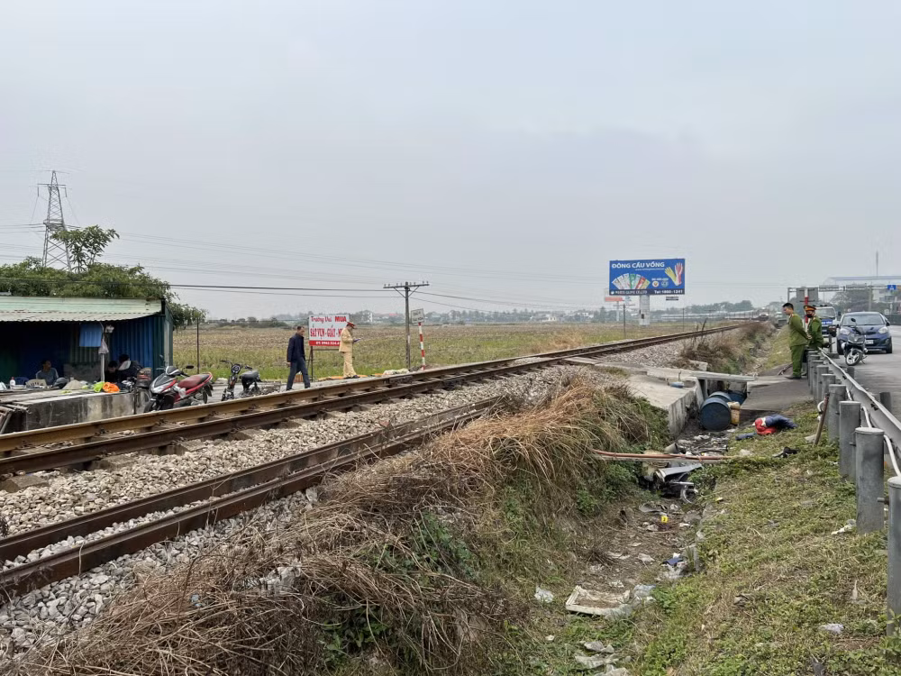 khoi to doi tuong thao ho lan quoc lo mo duong ngang qua duong sat hinh 1