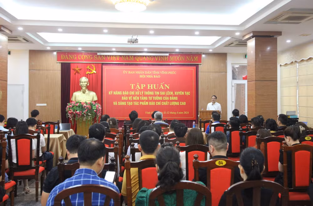 hoi nha bao tinh vinh phuc tap huan trao doi ky nang phuong phap lam bao chi hien dai hinh 1