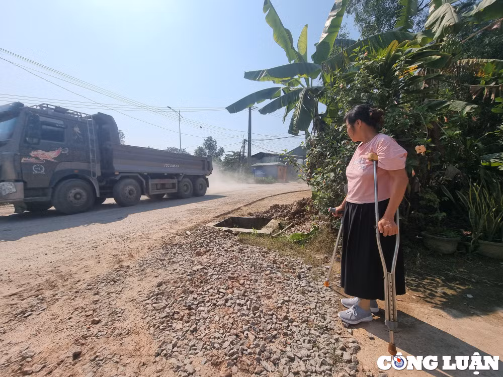 nguoi dan keu troi ve xe qua tai khoi bui va tieng on hinh 5