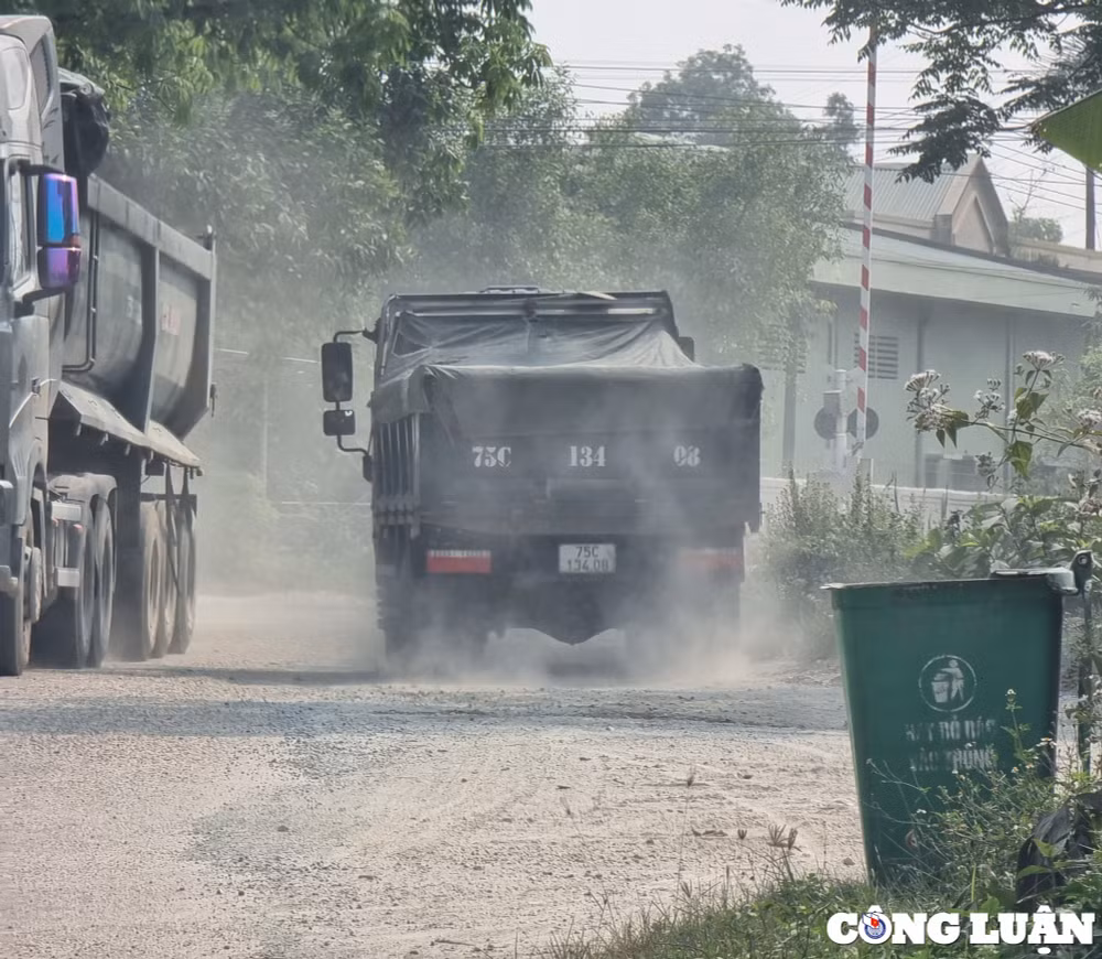 nguoi dan keu troi ve xe qua tai khoi bui va tieng on hinh 1