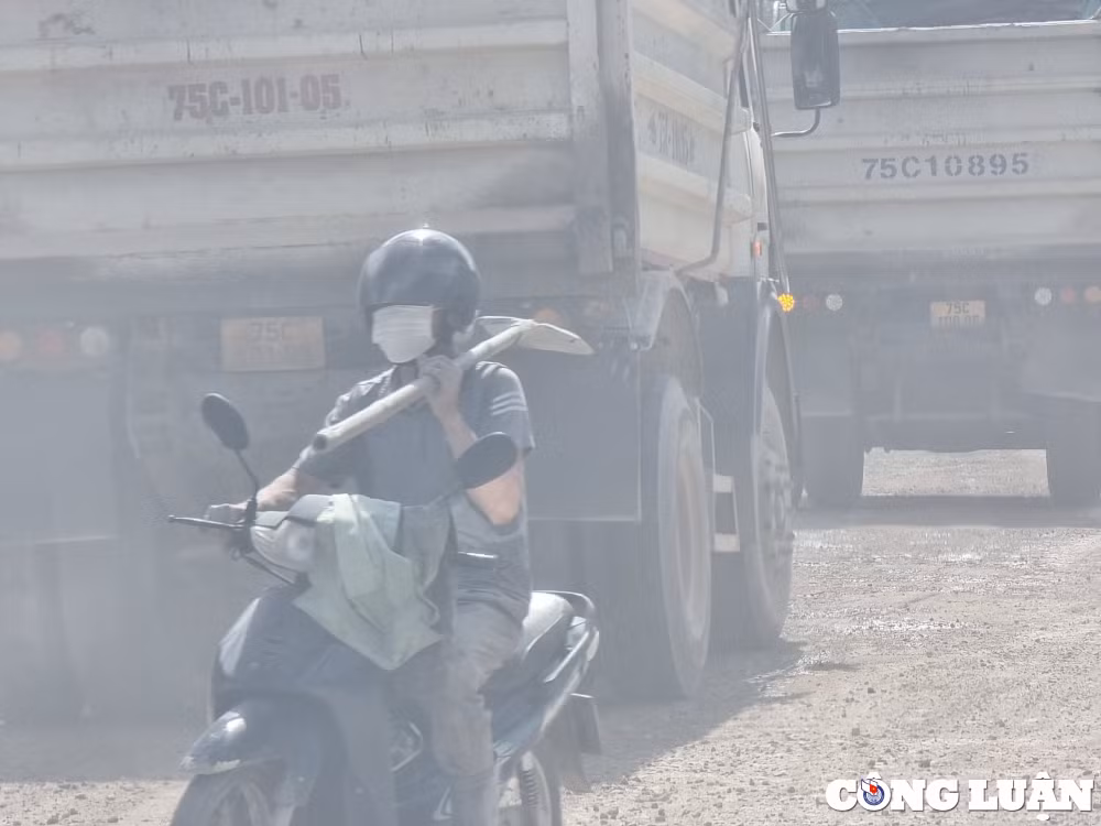 nguoi dan keu troi ve xe qua tai khoi bui va tieng on hinh 6