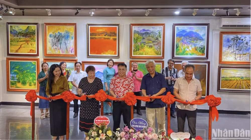thuong lam tranh cua hoa si quynh thom qua trien lam sac que va ky hoa hinh 1
