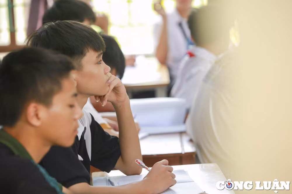 hoc sinh thuc xuyen dem de on thi chi ngu 3 tieng buoi toi hinh 4