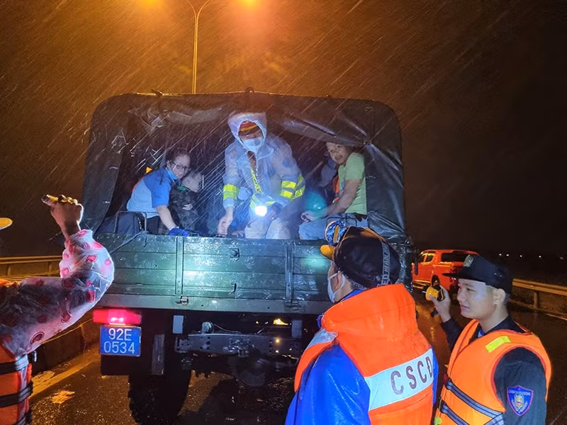 quang nam giai cuu hang chuc nguoi dan mac ket giua dong nuoc lu trong dem hinh 1