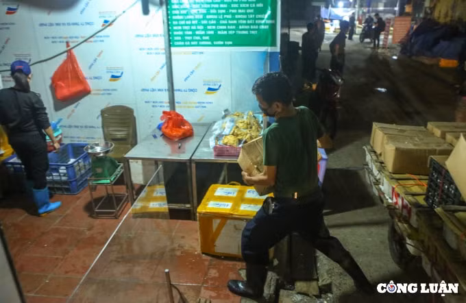 cho long bien chinh thuc hoat dong tro lai sau hon 2 thang bi phong toa hinh 13
