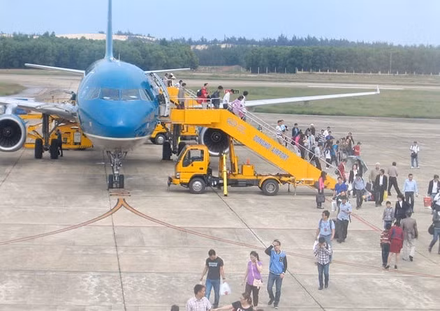 Hành khách trên chuyến bay Vietnam Airlines đáp xuống sân bay Đồng Hới. Ảnh: TL.