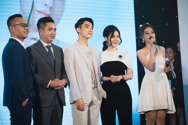 Nghệ sĩ Sơn Tùng M-TP và đại diện công ty.