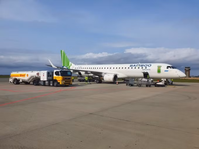 Tàu bay phản lực hiện đại Embraer E195 được Bamboo Airways khai thác các chặng bay đến Côn Đảo.