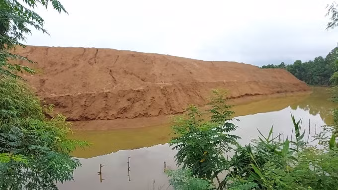 Eo, ngách hồ Thủy điện Thác Bà bị xâm hại nghiêm trong nhưng không được các cơ quan ban ngành của tỉnh Yên Bái xử lý dứt điểm