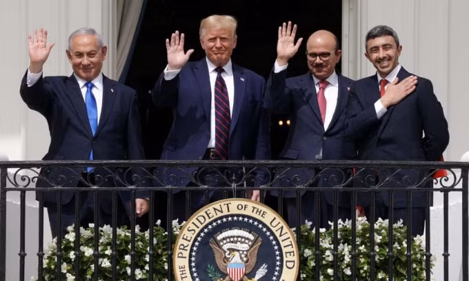 Thủ tướng Israel Netanyahu, Tổng thống Trump, Ngoại trưởng Bahrain Al Zayani và Ngoại trưởng UAE al-Nahyan tại Nhà Trắng sau lễ ký các thỏa thuận bình thường hóa quan hệ ngày 15/9. Ảnh:&nbsp;AFP.