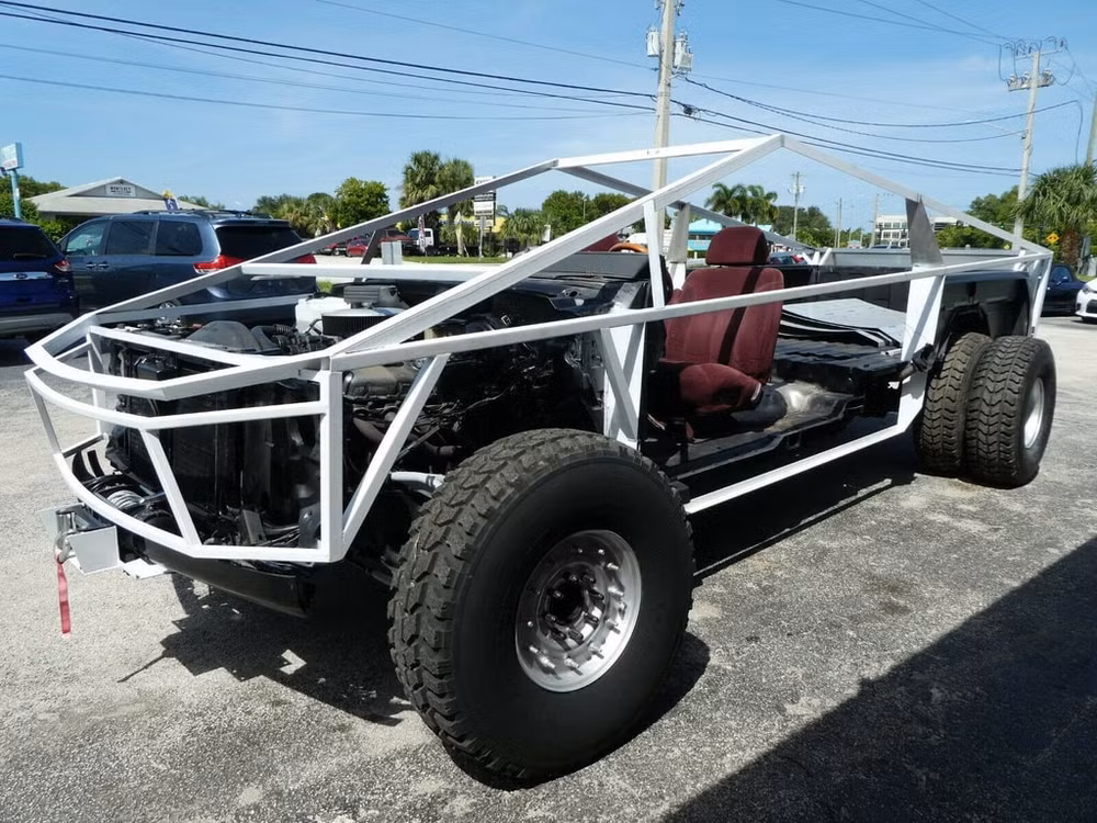 Bản sao Tesla Cybertruck được đem đi đấu giá trực tuyến. Ảnh: TL
