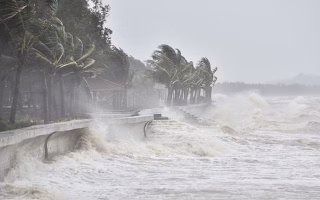 Áp thấp nhiệt đới sắp mạnh lên thành bão trên Biển Đông. Ảnh: TL.