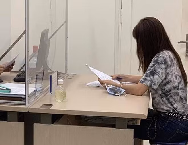 Cô gái ở Ứng Hòa bị xử phạt 7,5 triệu đồng vì đưa tin sai sự thật. Ảnh: Công An thành phố Hà Nội.