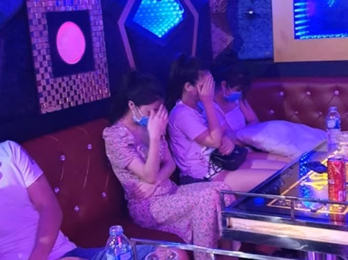 5 nữ sinh ở Nghệ An bị dụ dỗ làm tiếp viên quán karaoke. Ảnh minh họa.