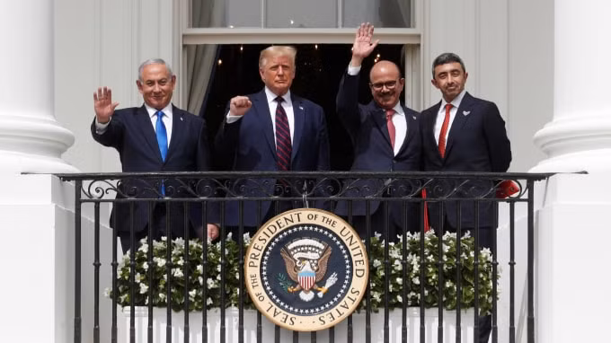 Tổng thống Mỹ và đại diện quan chức của Israel, UEA và Bahrain tại buổi lễ lịch sử - Ảnh: Reuters