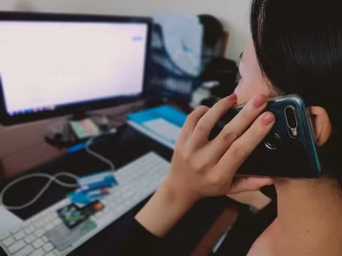 Nhiều người phụ nữ nhẹ dạ bị lừa đảo qua điện thoại. Ảnh: TL.