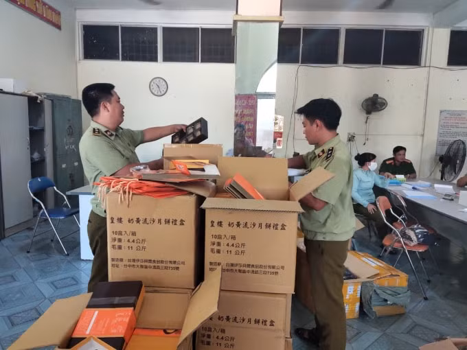 Đội QLTT số 1 - Cục QLTT Phú Yên phối hợp với Công an Phú Yên kiểm tra, tạm giữ 1.600 bánh Trung Thu do nước ngoài sản xuất. (ảnh Tổng cục QLTT)