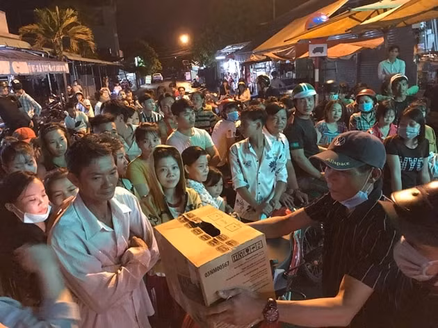 Người dân hiếu kỳ kéo đến theo dõi, làm thùng quyên góp hỗ trợ gia đình nạn nhân. Ảnh: internet.