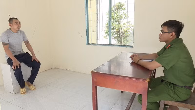 Hình ảnh bị can Nguyễn Văn Mỹ đang được các lực lượng chức năng xét hỏi. Ảnh: baophapluat.