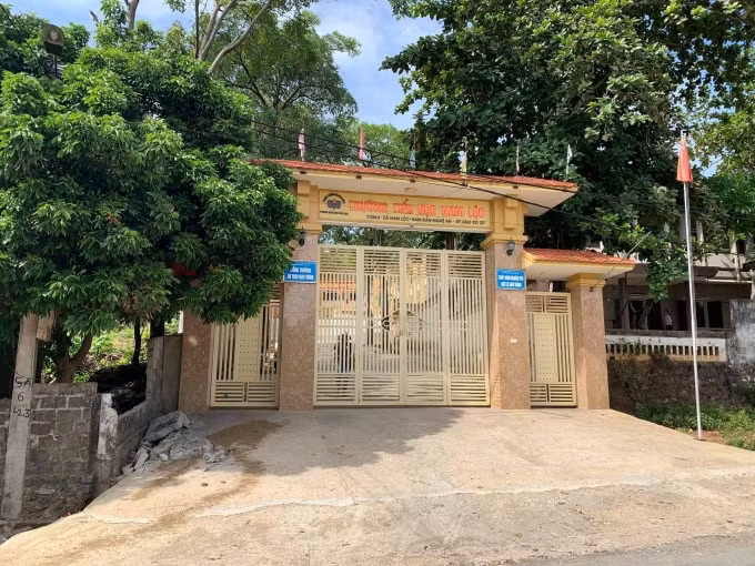 Bờ tường trước cổng trường đổ sập đè tử vong em L.