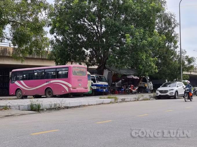Từ hàng nước tới bãi đỗ xe ngay sát gầm cầu