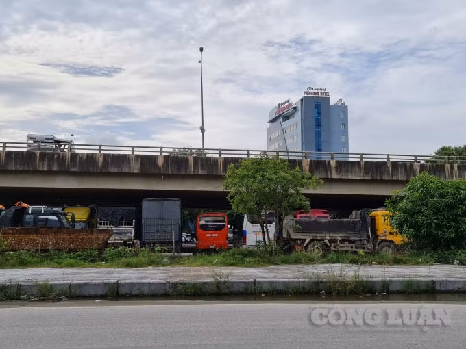 Bãi xe gầm cầu đã kín hết các loại xe
