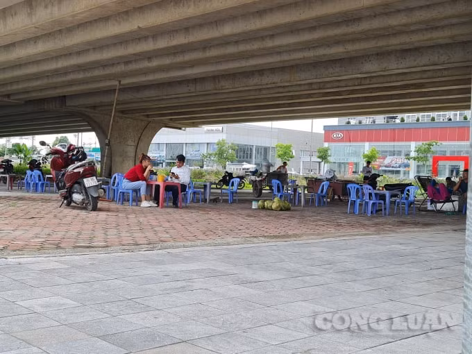 Khoảng đất rộng dưới gầm cầu được người dân sử dụng bán hàng nước giải khát