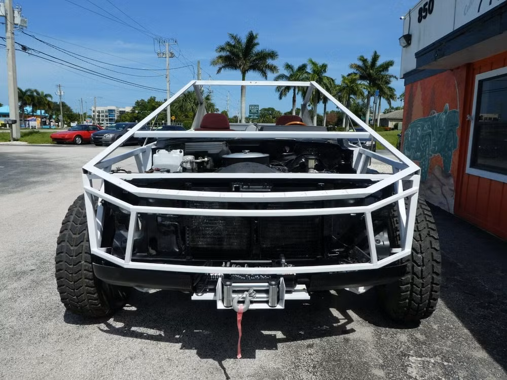 Bản sao Tesla Cybertruck được đem đi đấu giá trực tuyến. Ảnh: TL