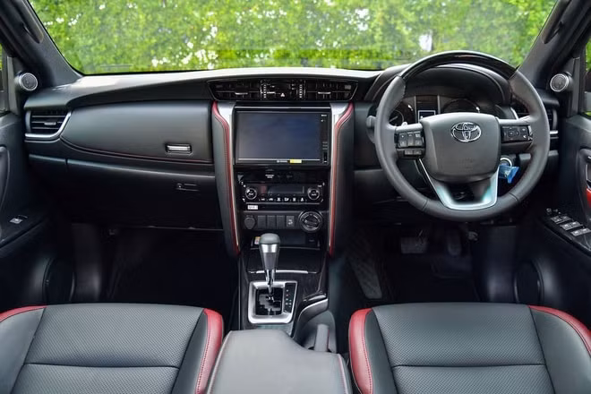 Khoang lái của Toyota Fortuner 2021 không có nhiều sự thay đổi so với thế hệ tiền nhiệm. Ảnh: Motortrivia