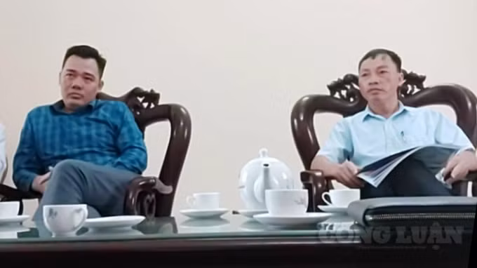 Ông Phạm Đình Hưng, Phó chủ tịch UBND xã Hưng Long (bên phải) và ông Nguyễn Văn Duy, Giám đốc công ty Line Group làm việc với phóng viên.