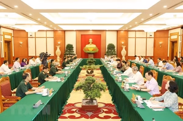 Toàn cảnh buổi làm việc của tập thể Bộ Chính trị với Ban Thường vụ Quân ủy Trung ương. Ảnh: TTXVN