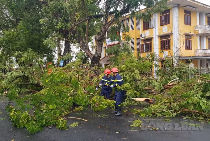 Nhiều chiến sĩ đang nỗ lực khắc phục hậu quả sau bão.